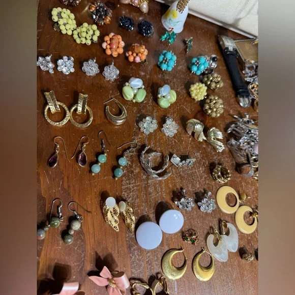 “ WONDERS FOUND “ VINTAGE JEWELRY FOR A POSHMARK SHOW AT 515PM ET - Picture 1 of 1